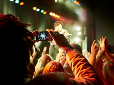iPhone 14 Pro Max vs Galaxy S23 Ultra : lequel est le meilleur pour filmer des concerts ?
