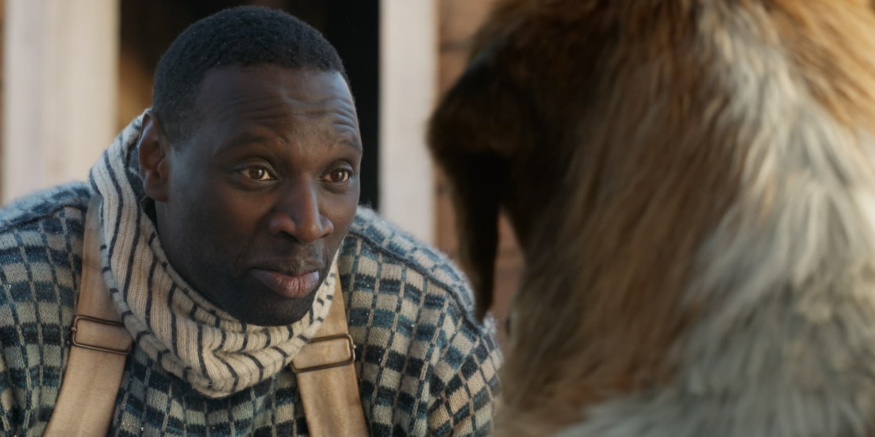 Omar Sy, l'homme qui murmurait à l'oreille des toutous dans L'Appel de la Forêt