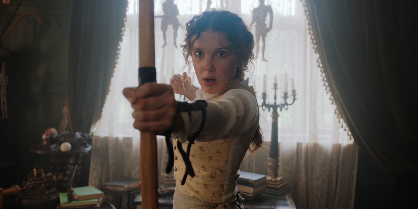 Faites connaissance avec Enola Holmes, incarnée par l'actrice Millie Bobby Brown