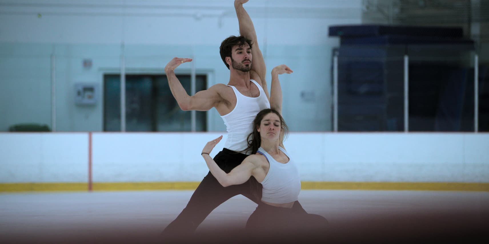 Guillaume Cizeron et Laurence Fournier Beaudry dans le documentaire "Danse sur glace : L'éclat de l'or" sur Netflix.