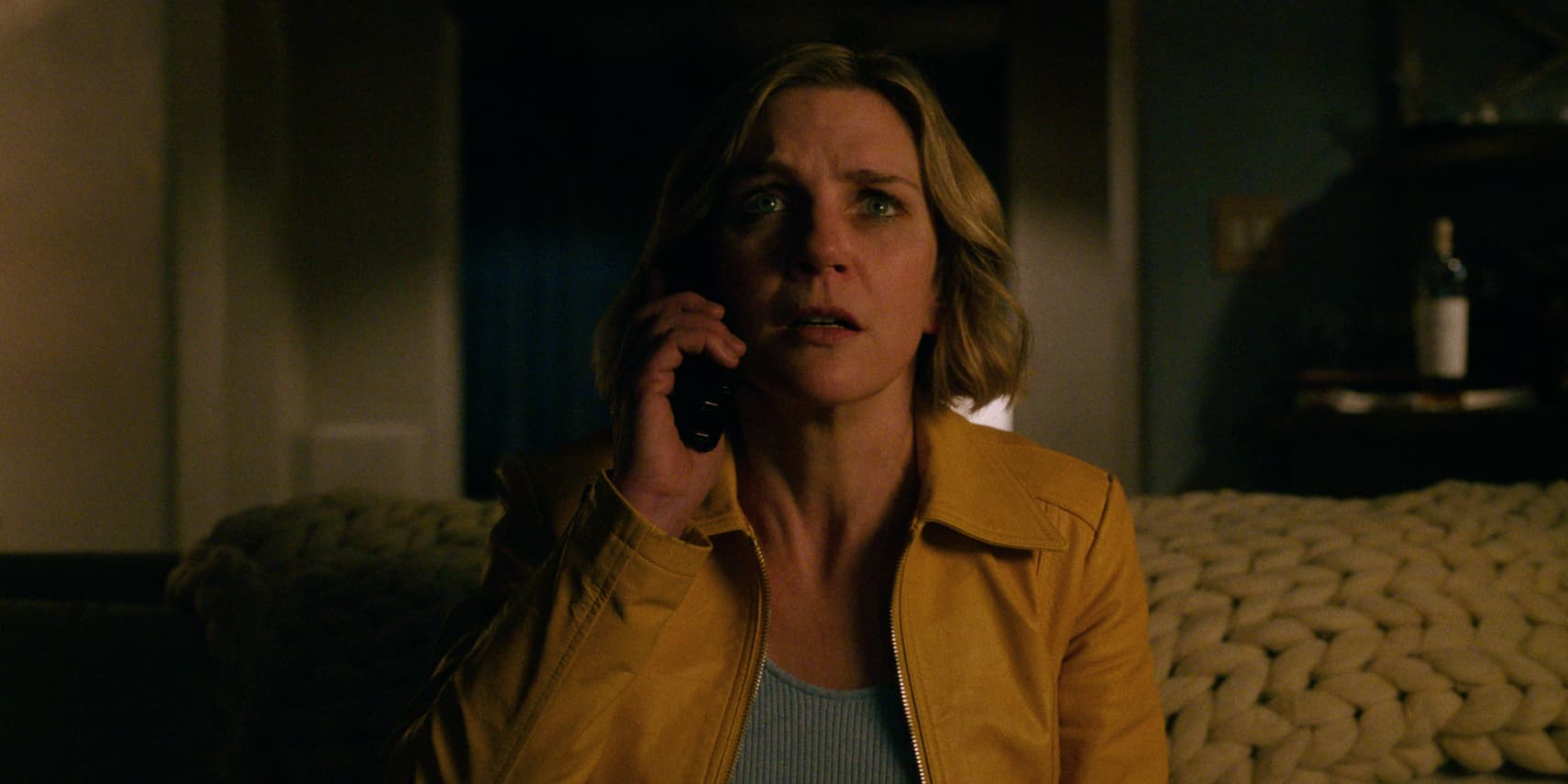 Une première image de la série "Pluribus", avec l’actrice Rhea Seehorn en tête d’affiche.