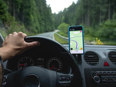 Peut-on utiliser le GPS de son smartphone au volant ?