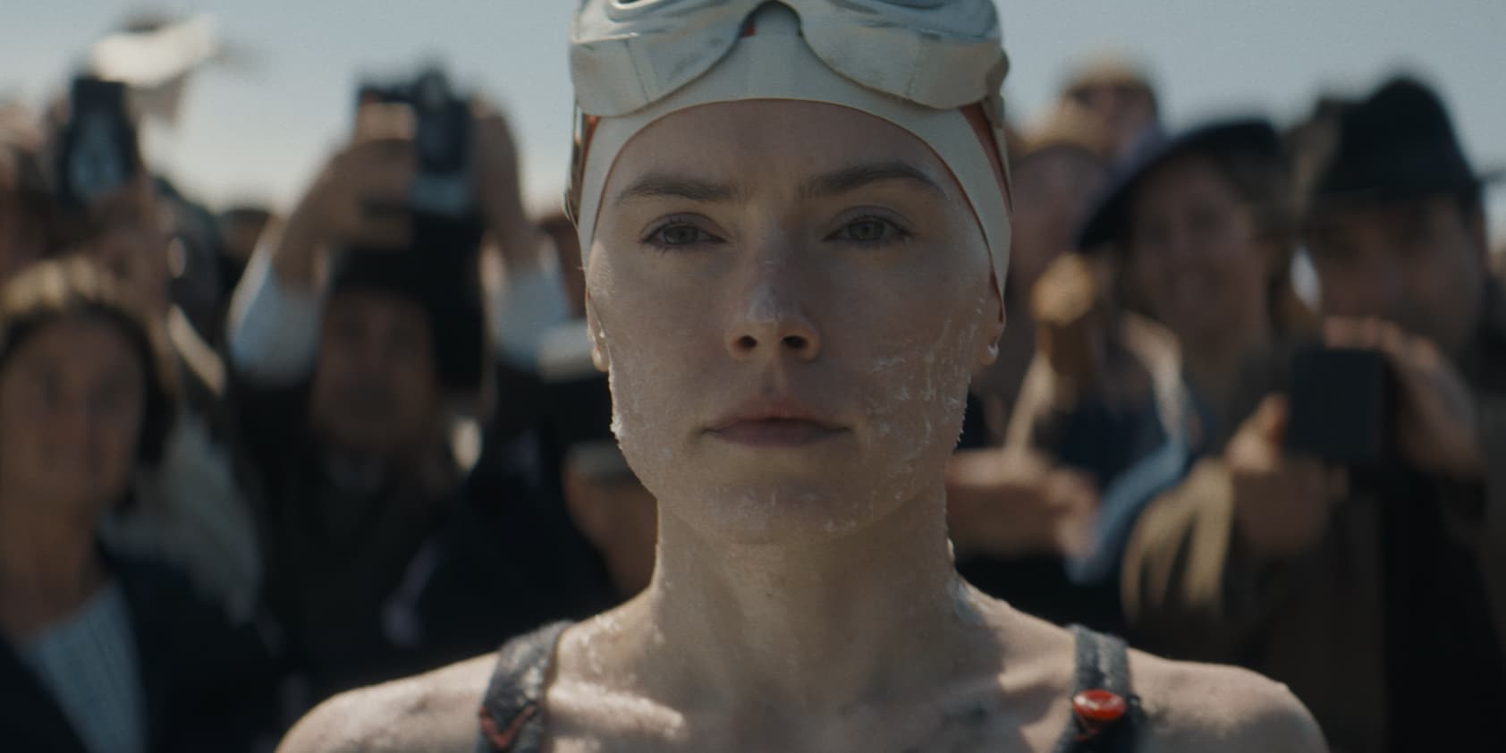 Daisy Ridley incarne la nageuse Trudy Ederle dans le biopic "Face à la mer", disponible depuis le 19 juillet 2024 sur Disney+.