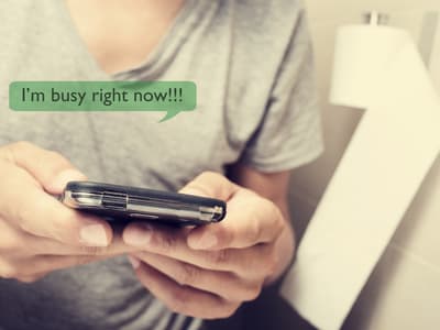 Utiliser son téléphone aux toilettes, c'est dangereux !