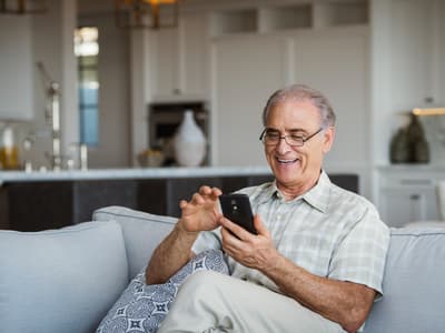 Quel smartphone acheter pour un senior en 2025 ?