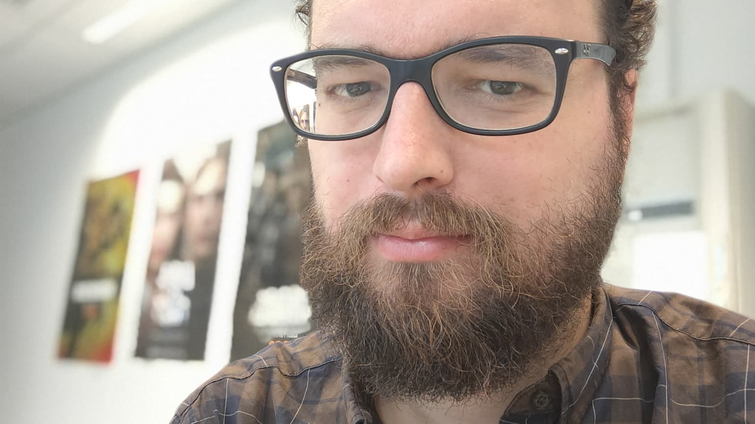 En mode portrait, les selfies appliquent l'effet bokeh En mode portrait, les selfies appliquent l'effet bokeh