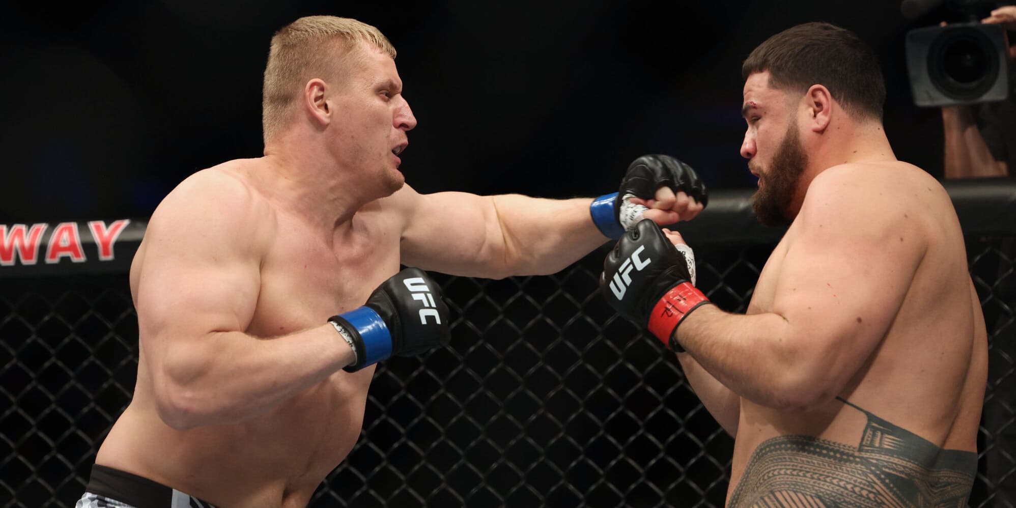 Sergei Pavlovich (gants bleus) face à Tai Tuivasa (gants rouges) lors de l'UFC Fight Night à Orlando, le 3 décembre 2022