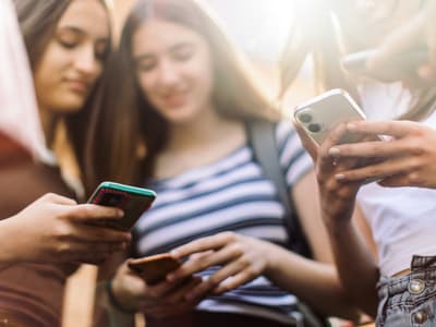 Quel smartphone offrir à un ado en 2023 ?