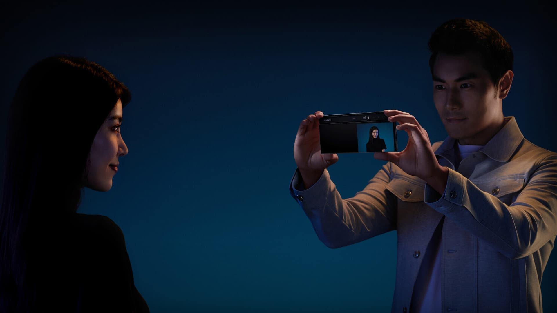 Le double-écran du Huawei Mate Xs permet de se voir quand on est pris en photo Le double-écran du Huawei Mate Xs permet de se voir quand on est pris en photo