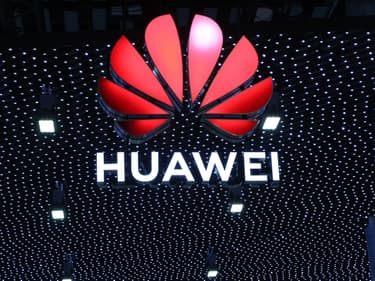 Le Huawei Mate 30 sort de sa boîte… et révèle de jolies couleurs