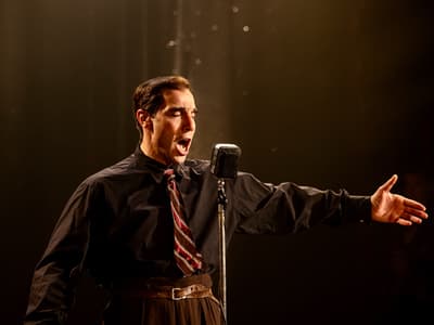 Monsieur Aznavour : Tahar Rahim chante-t-il vraiment dans le film ?