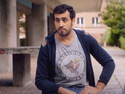 Serge le Mytho : la série déjà culte avec Jonathan Cohen arrive sur Disney+