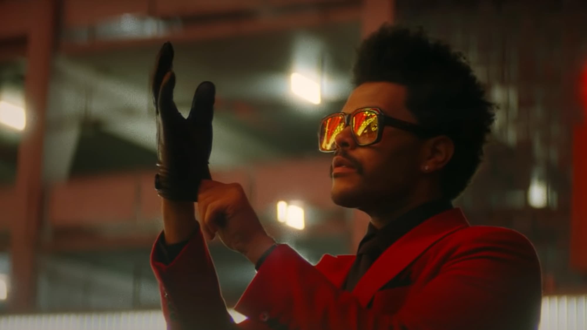 Песня называется клип. Уикенд Blinding Lights. The Weeknd. The Weeknd Blinding Lights клип. The Weeknd фото 2020.