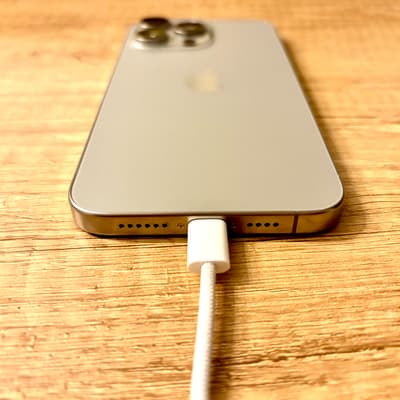 Voici pourquoi il ne faut surtout pas charger son smartphone avec un câble de mauvaise qualité