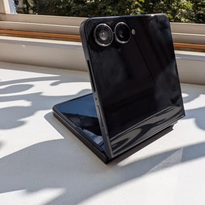 Quelles différences entre le Samsung Galaxy Z Flip7 et le Z Flip7 FE ?