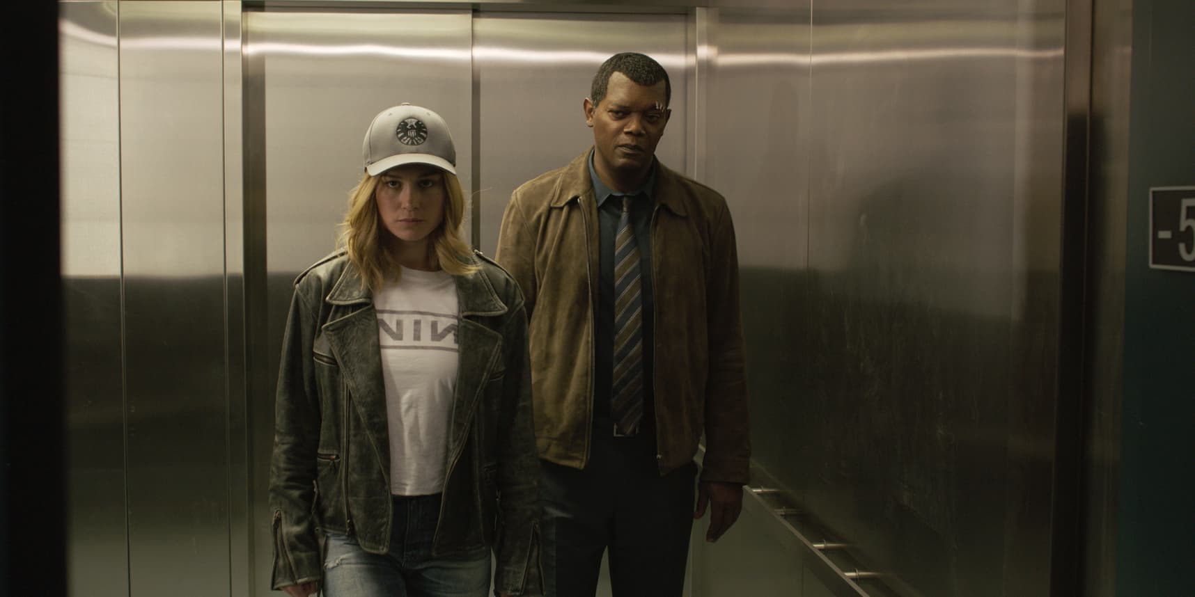 Nick Fury (Samuel L. Jackson) aux côté de Carol Danvers  (Brie Larson) dans Captain Marvel.