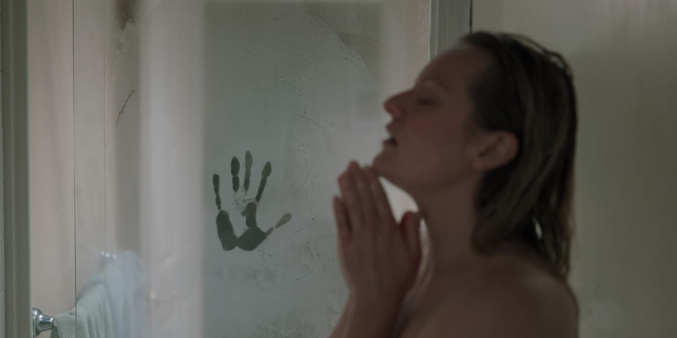 Elisabeth Moss ne peut même pas prendre sa douche toute seule dans Invisible Man