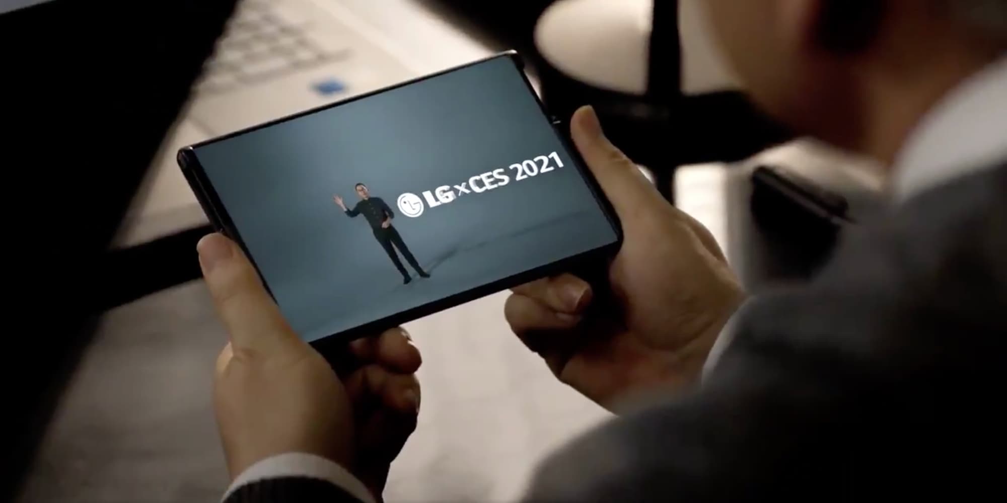 LG Rollable, le smartphone enroulable teasé lors d'une conférence virtuelle de la marque au CES 2021 (capture).