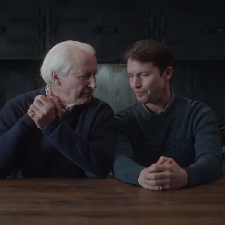 James Blunt fait ses adieux à son père dans son nouveau clip SFR ACTUS
