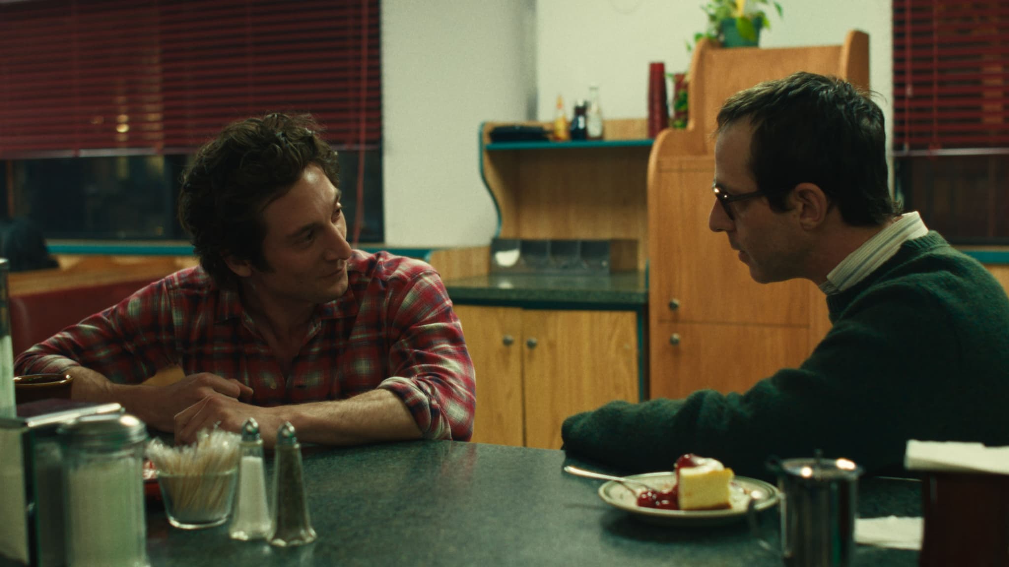 Jon Landau (Jeremy Strong) et Bruce Springsteen (Jeremy Allen White) dans "Deliver Me From Nowhere" Jon Landau (Jeremy Strong) et Bruce Springsteen (Jeremy Allen White) dans "Deliver Me From Nowhere"