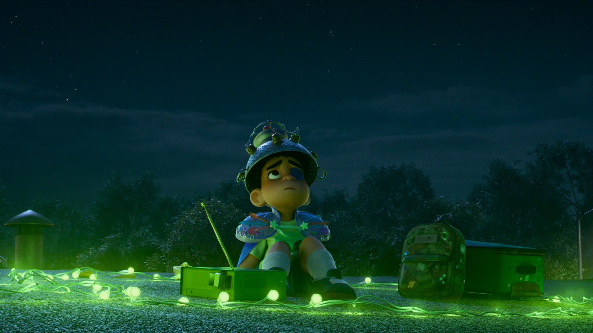 Elio, encore seul, attend d'être kidnappé par des aliens Elio, encore seul, attend d'être kidnappé par des aliens