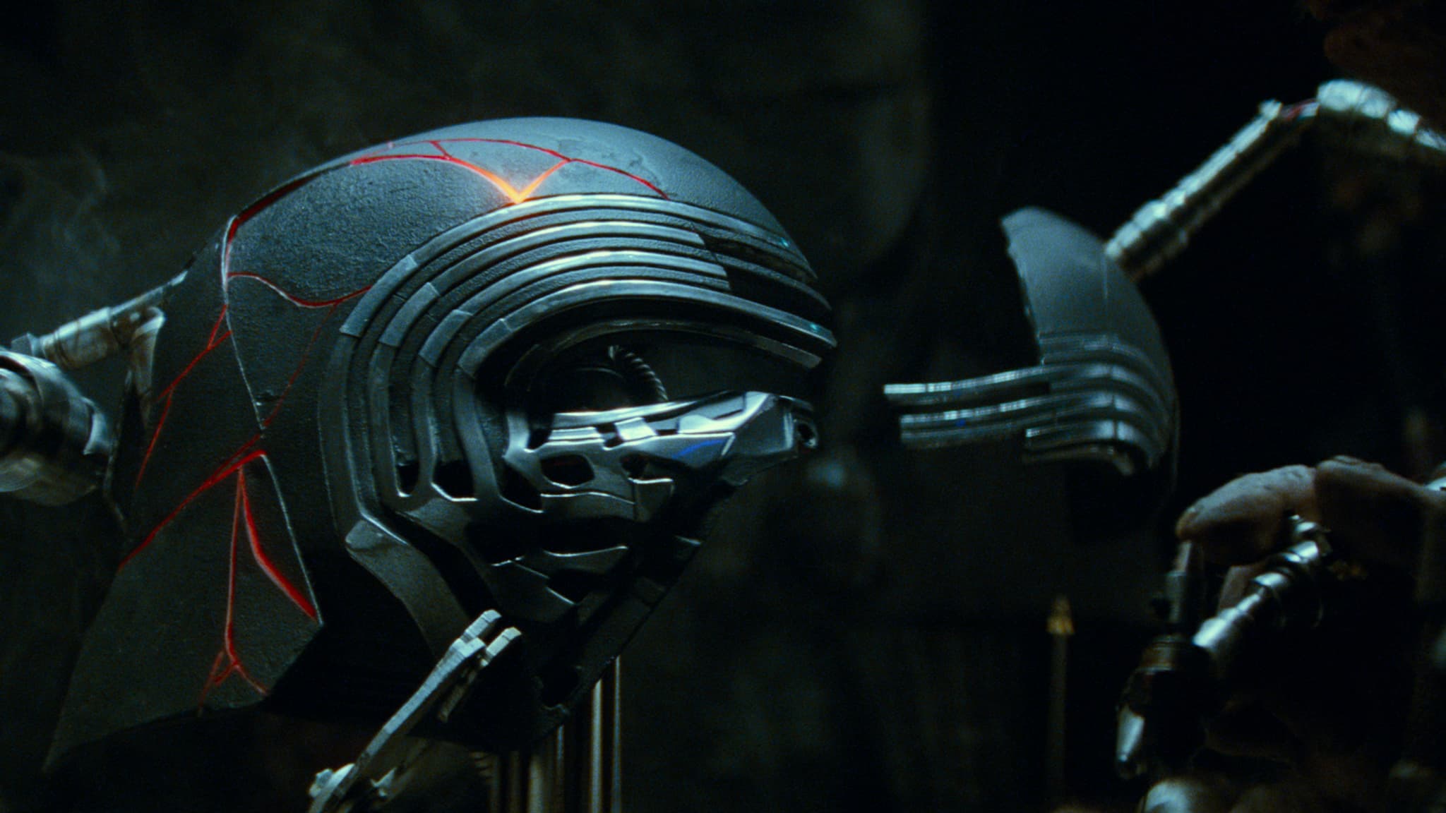 Le masque de Kylo Ren, détruit dans le VIII, reforgé dans le IX... Le masque de Kylo Ren, détruit dans le VIII, reforgé dans le IX...