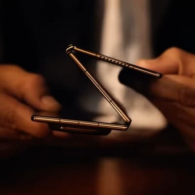 Huawei lance le premier smartphone pliable en trois