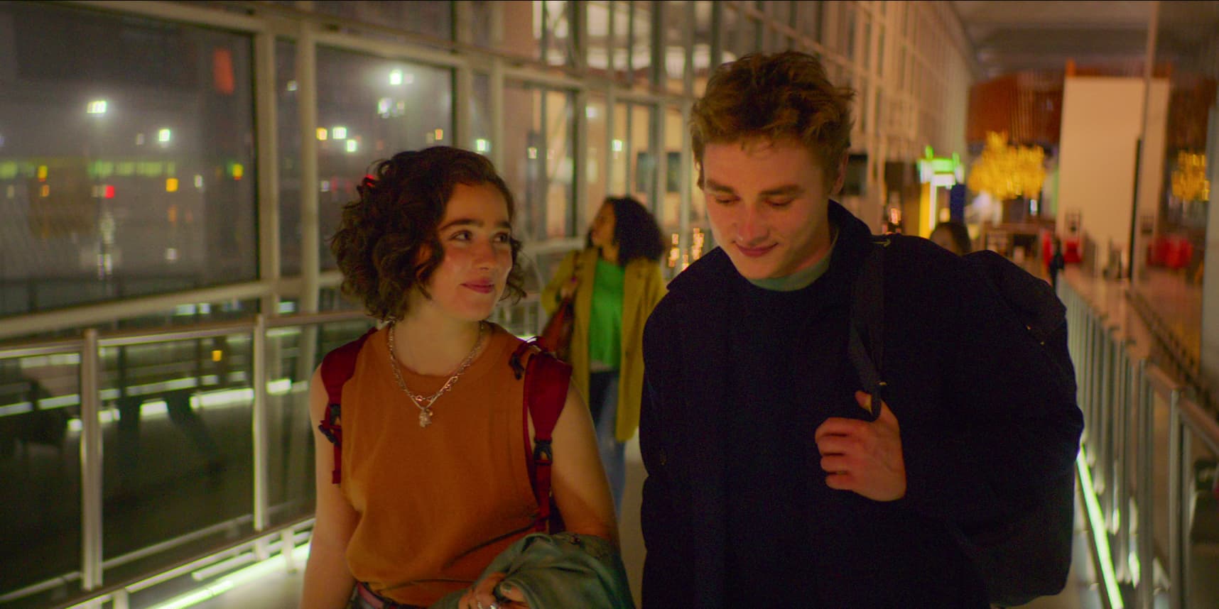 Haley Lu Richardson et Ben Hardy dans "La probabilité statistique de l'amour au premier regard", la dernière rom-com Netflix.