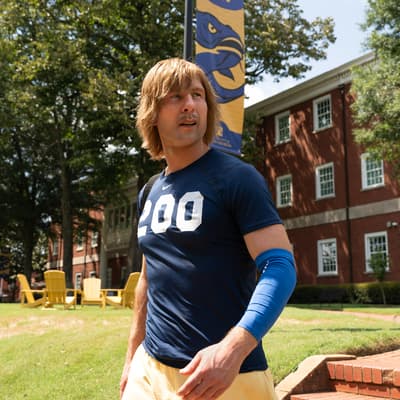 Chad Powers : une série comique avec Glen Powell à voir sur Disney+