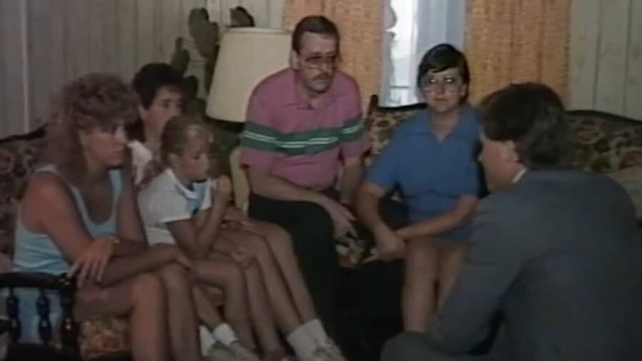 Image d'archive de la famille Smurl avec un exorciste Image d'archive de la famille Smurl avec un exorciste