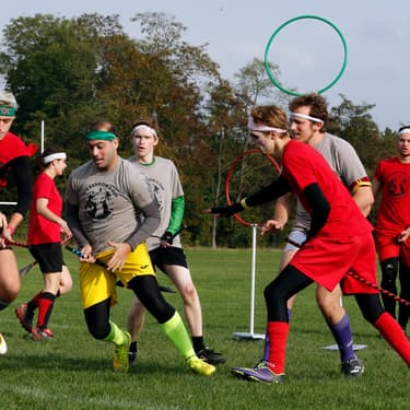 Un match de Quidditch à Vincennes, en 2014, opposant les Loups Garous Argentés aux Bloody Play