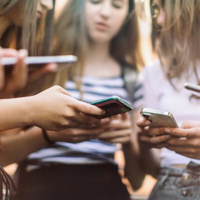 Quel smartphone offrir à un ado en 2025 ?