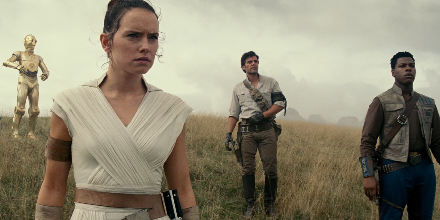 De gauche à droite : Chewbacca, BB-8, C-3PO, Rey, Poe Dameron et Finn.
