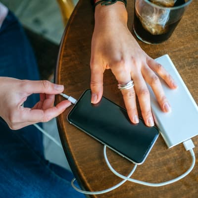 Recharger son smartphone sur une batterie externe est-il mauvais ?
