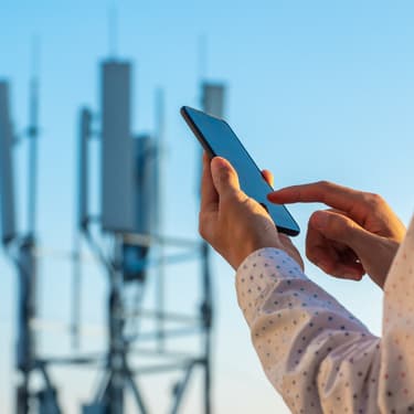 Android 15 pourrait permettre d’envoyer des messages par satellite à ses proches