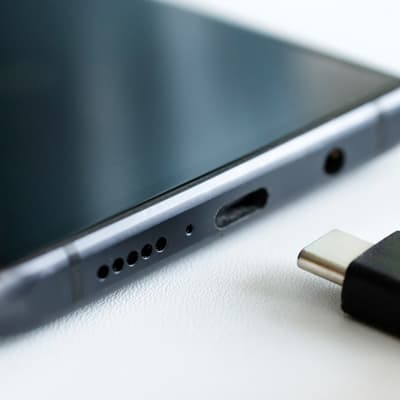 Comment nettoyer le port de recharge de son smartphone ?