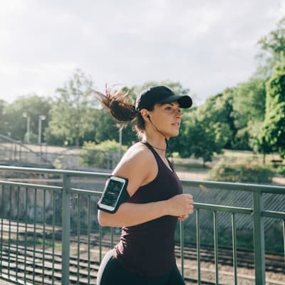 Pourquoi est-il déconseillé de courir avec son portable à la main ou au bras ?