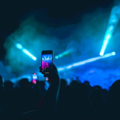 Attention, les lasers de concerts et festivals peuvent endommager votre appareil photo