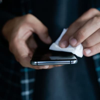 Coque, écouteurs, montre connectée… comment les nettoyer quand ils collent ?