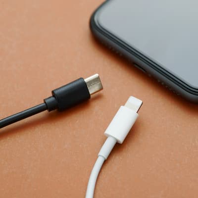 Les câbles vont-ils bientôt disparaître des boîtes de smartphone ?