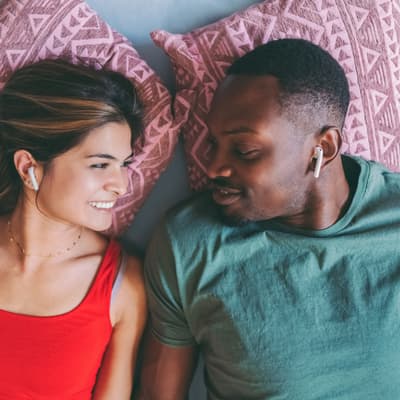 Comment connecter deux paires d'écouteurs sans fil sur un smartphone ?