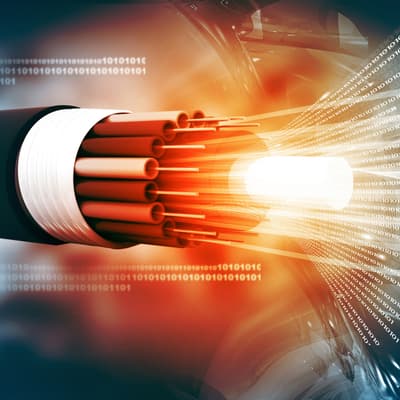 Pourquoi la fibre optique est plus rapide ?