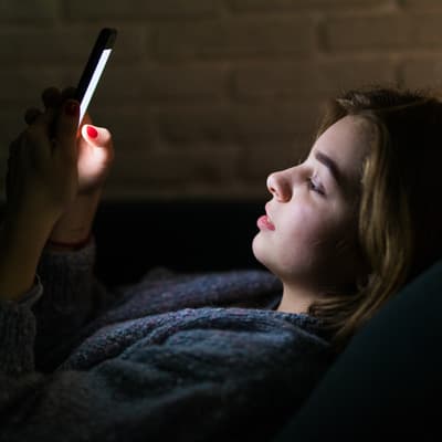 Lumière bleue : quelles fonctionnalités pour protéger nos yeux sur smartphone ?
