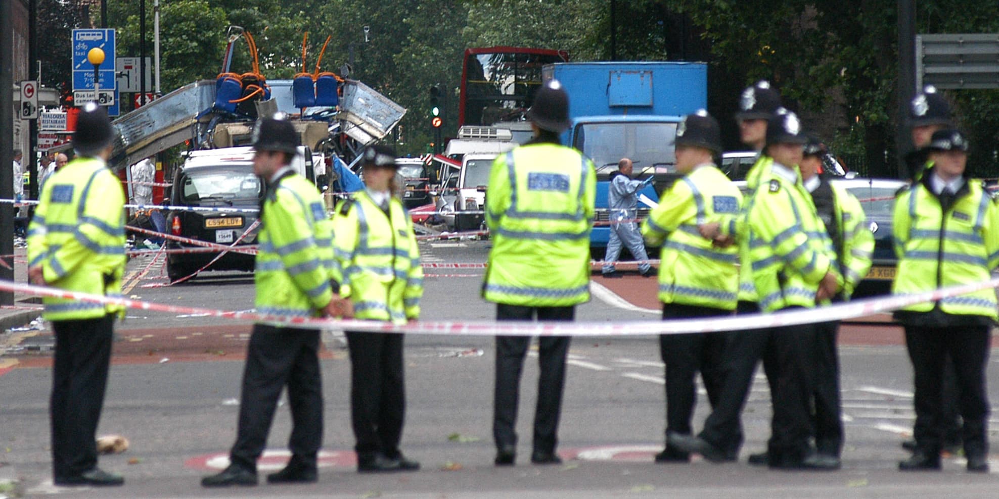 La police bloque l'accès à un bus à deux étages détruit par une bombe terroriste près de Tavistock Square, à Londres, le 7 juillet 2005.