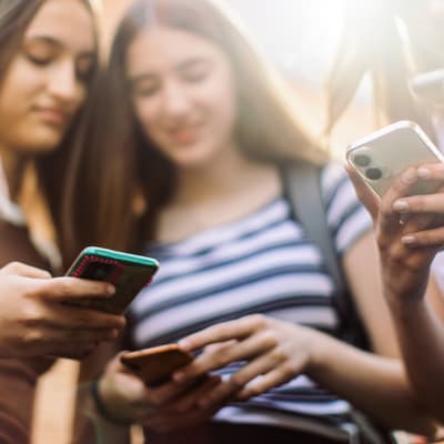 Quel smartphone offrir à un ado en 2023 ?