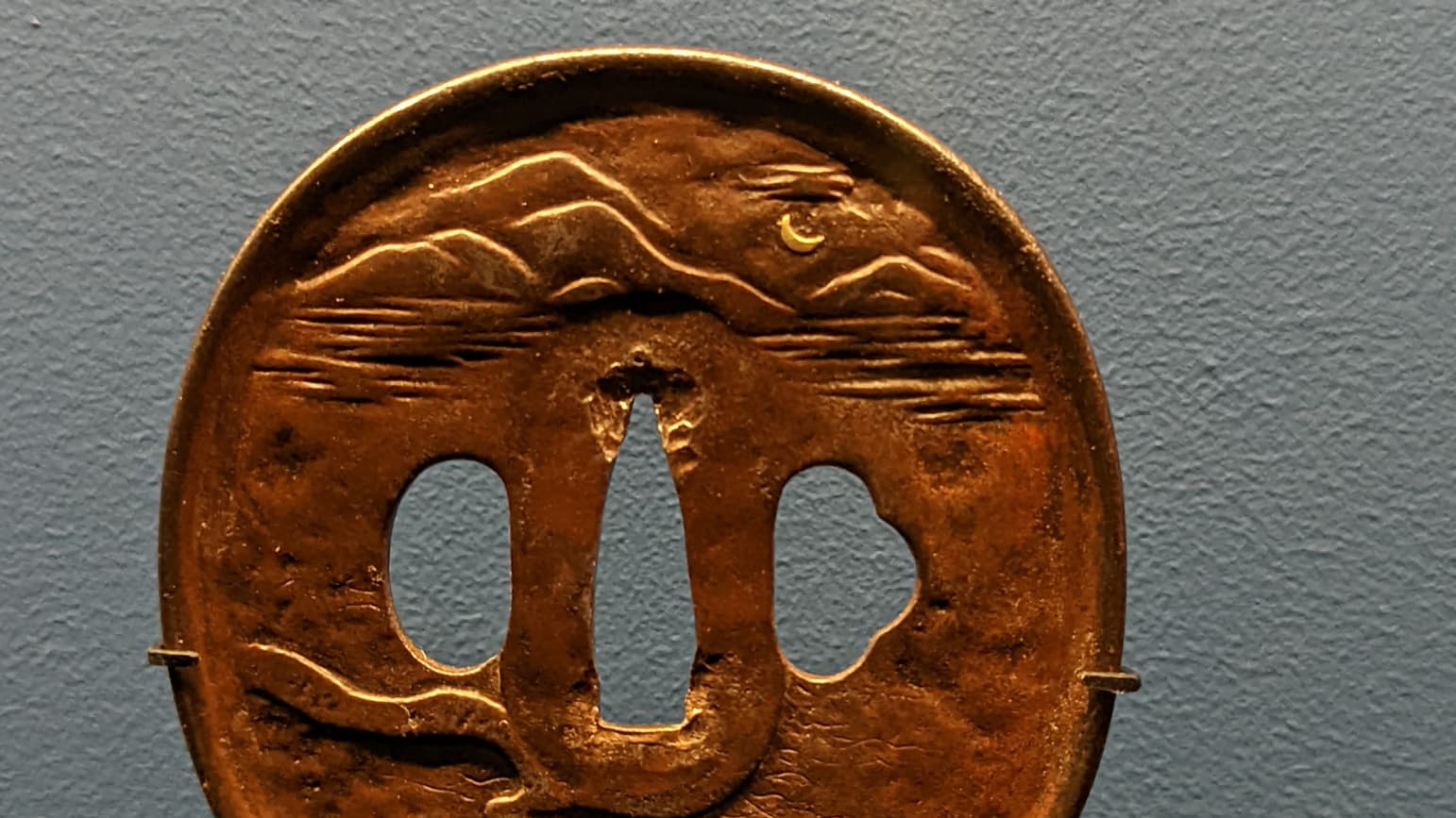 Le Google Pixel 6 permet de saisir les moindres détails, comme les gravures sur cette garde de katana Le Google Pixel 6 permet de saisir les moindres détails, comme les gravures sur cette garde de katana
