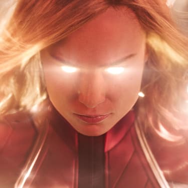 Carol Danvers en pleine utilisation de ses super-pouvoirs fabuleux dans le film Captain Marvel.