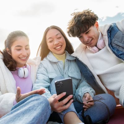 La France peut-elle vraiment interdire les réseaux sociaux aux adolescents ?