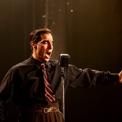 Monsieur Aznavour : Tahar Rahim chante-t-il vraiment dans le film ?