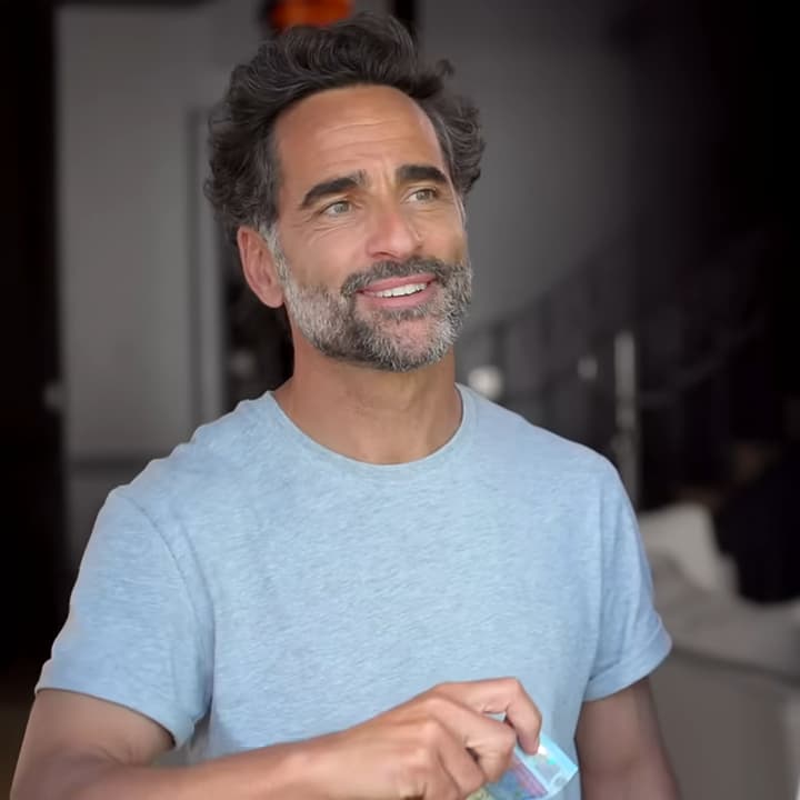 SFR s'engage pour vous : comme Florent Peyre, gardez le contrôle de vos factures après le 13e mois